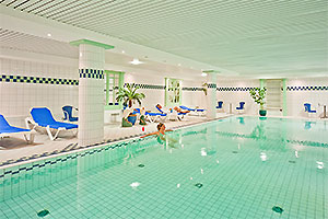 Pool im Wellnessbereich