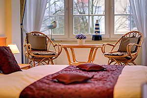 gemütliches Schlafzimmer, Tisch und zwei Stühle am Fenster