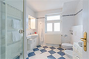 Beispiel Dreiraum-Wohnung: Duschbad mit Bidet und Waschmaschine