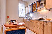 Beispiel Dreiraum-Wohnung: Küche mit kleinem Esstisch