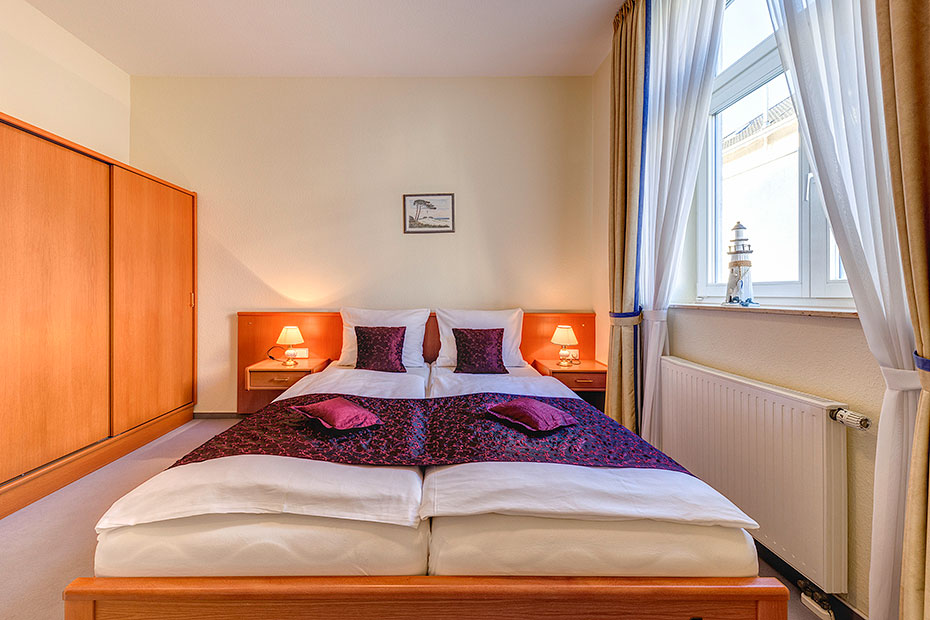 Beispiel Dreiraum-Wohnung: Schlafzimmer mit Doppelbett