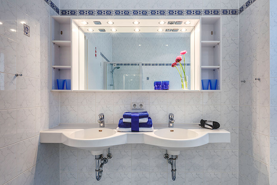 Beispiel Dreiraum-Wohnung: Bad mit Doppelwaschtisch