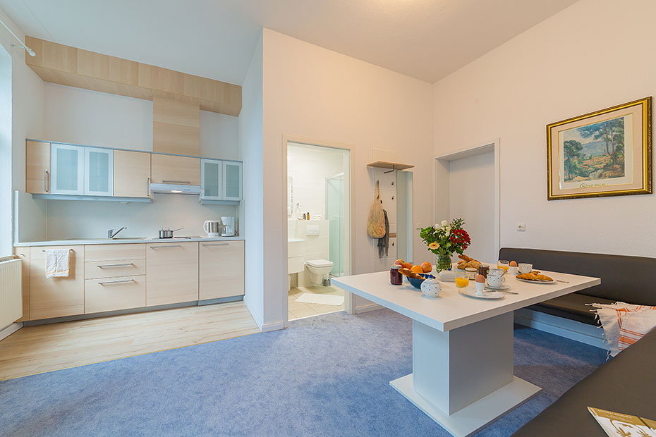 Beispiel Zweiraum-Wohnung: Wohnzimmer mit integrierter Küchenzeile