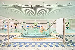 Pool im Wellnessbereich